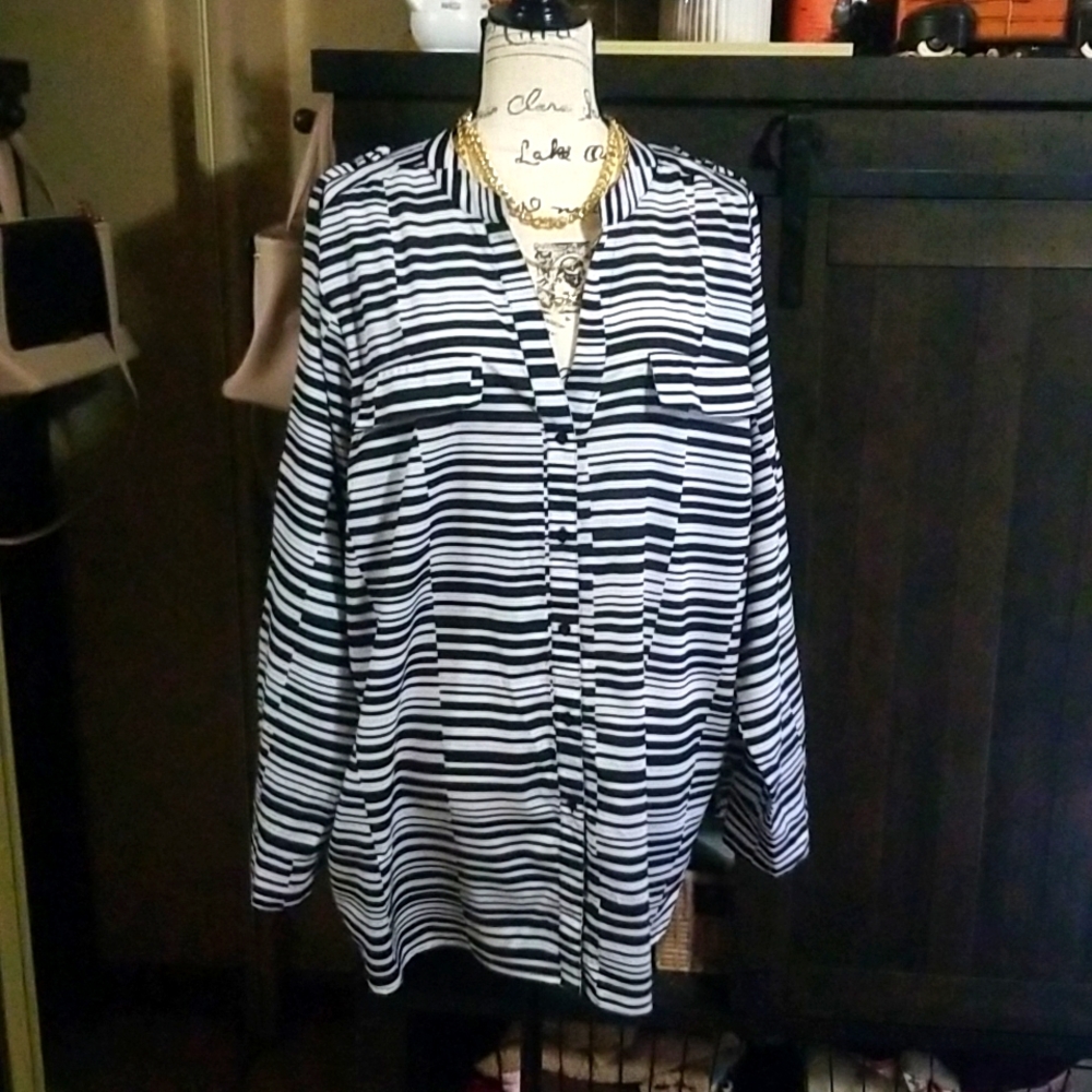 Calvin Klein Black & White blouse (B7-15)